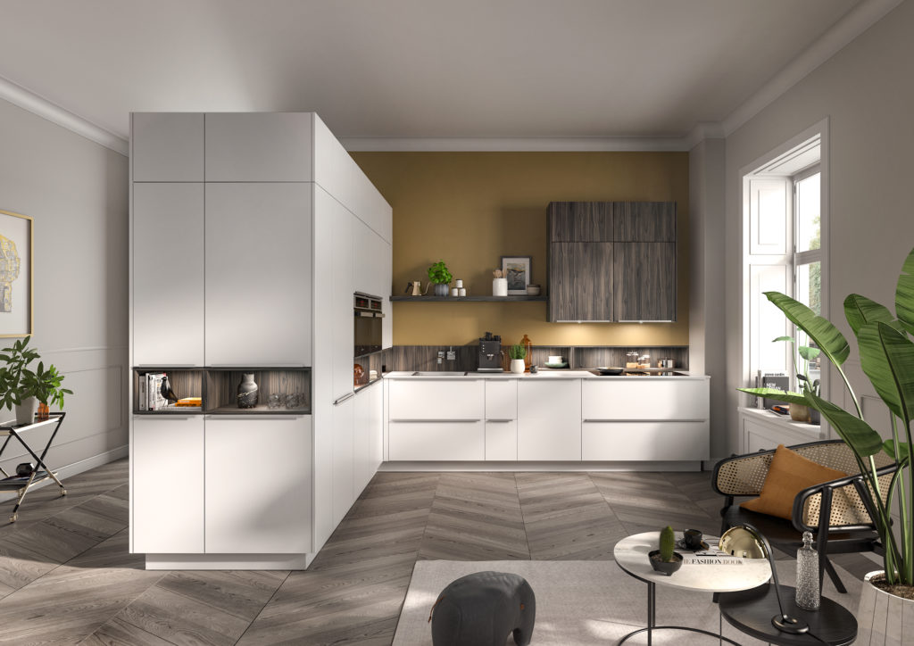 Cocina en forma de L de acabado blancos y madera oscura con tirador largo integrado.