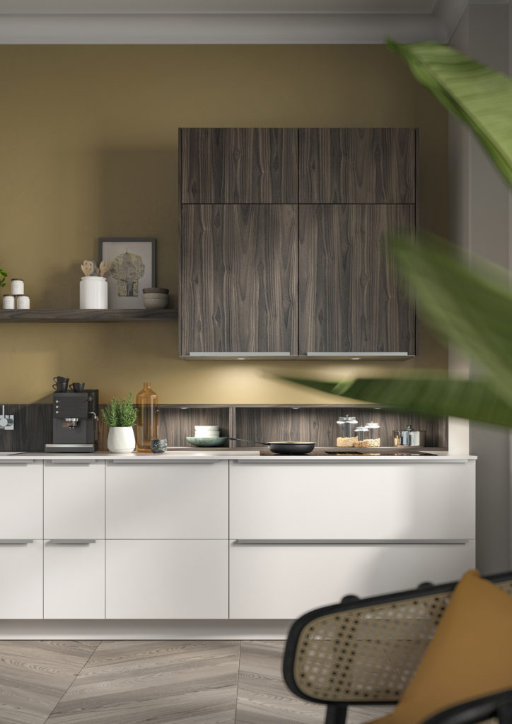 Cocina con mueble blanco y madera nogal