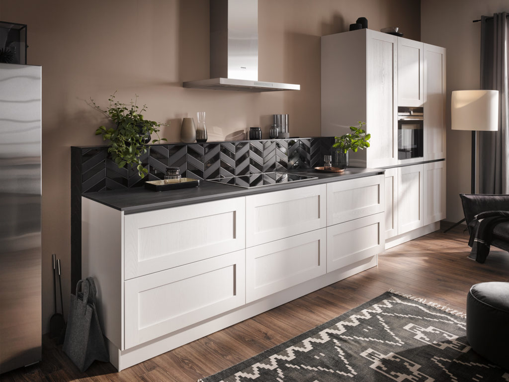 Cocina con muebles con moldura y campana decorativa. Cocina con muebles en columna.