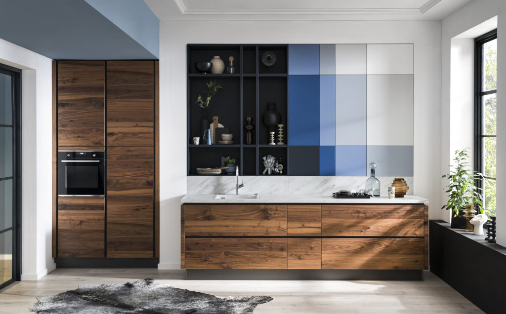 Cocina minimalista de acabado madera oscura y diferentes tonos de azul