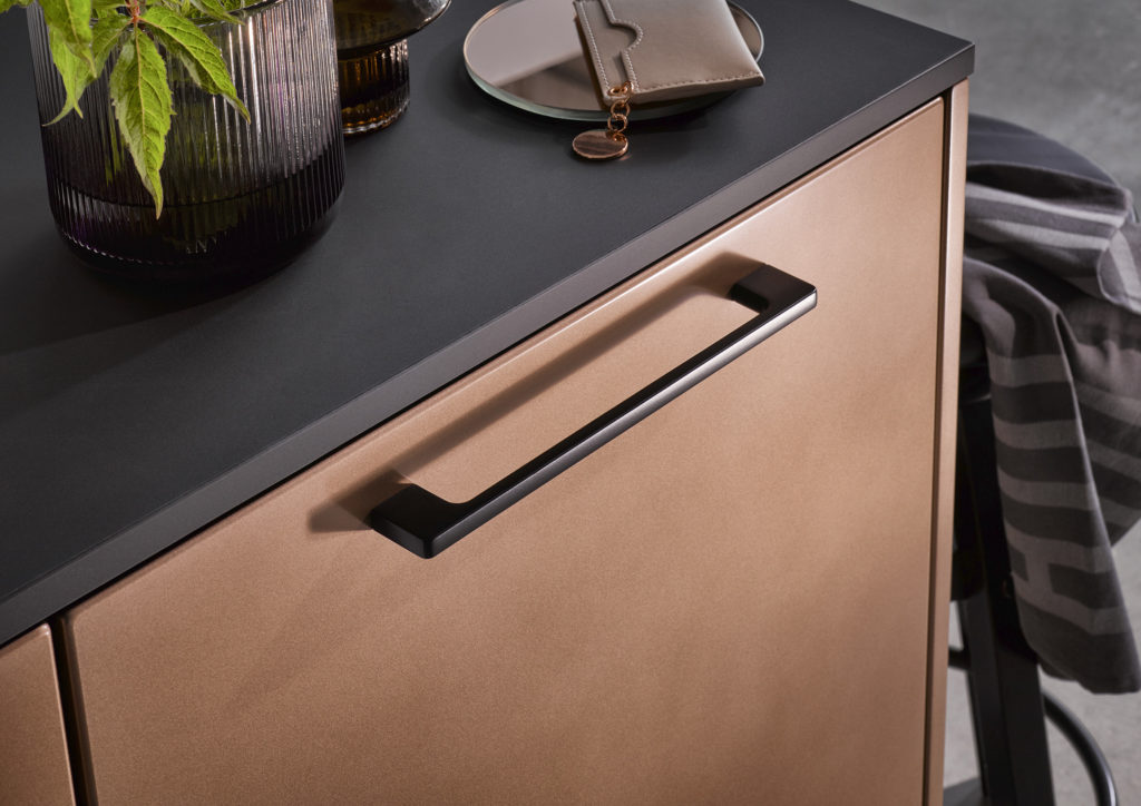 Acabado de mueble de cocina de color dorado óxido.