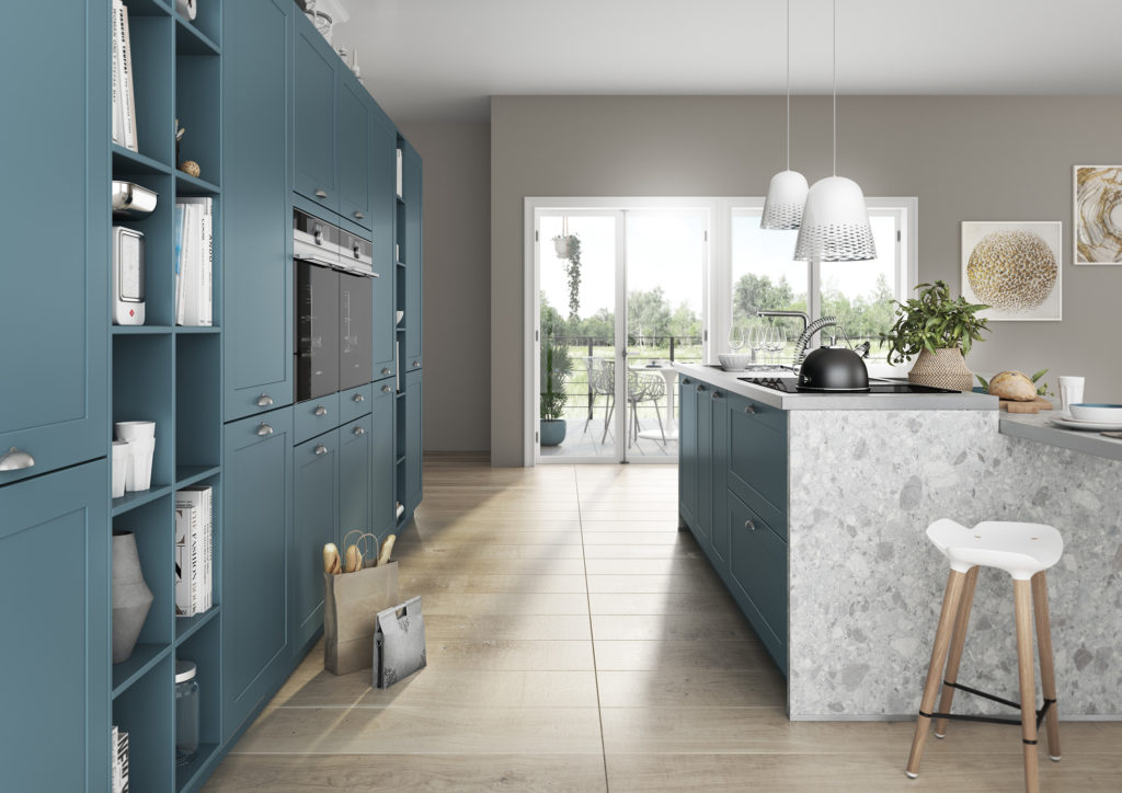 Cocina moderna con isla y terraza de color azul con tirador en forma de concha. Cocina con isla a doble altura.