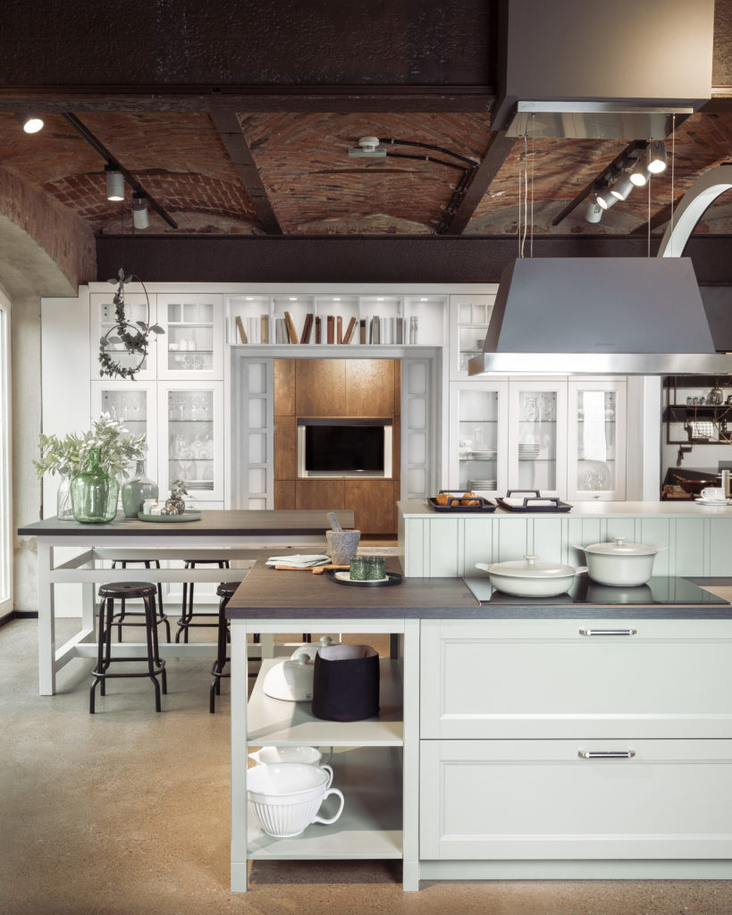 Sistema de vitrinas con cristal transparente en cocina de estilo rústico.