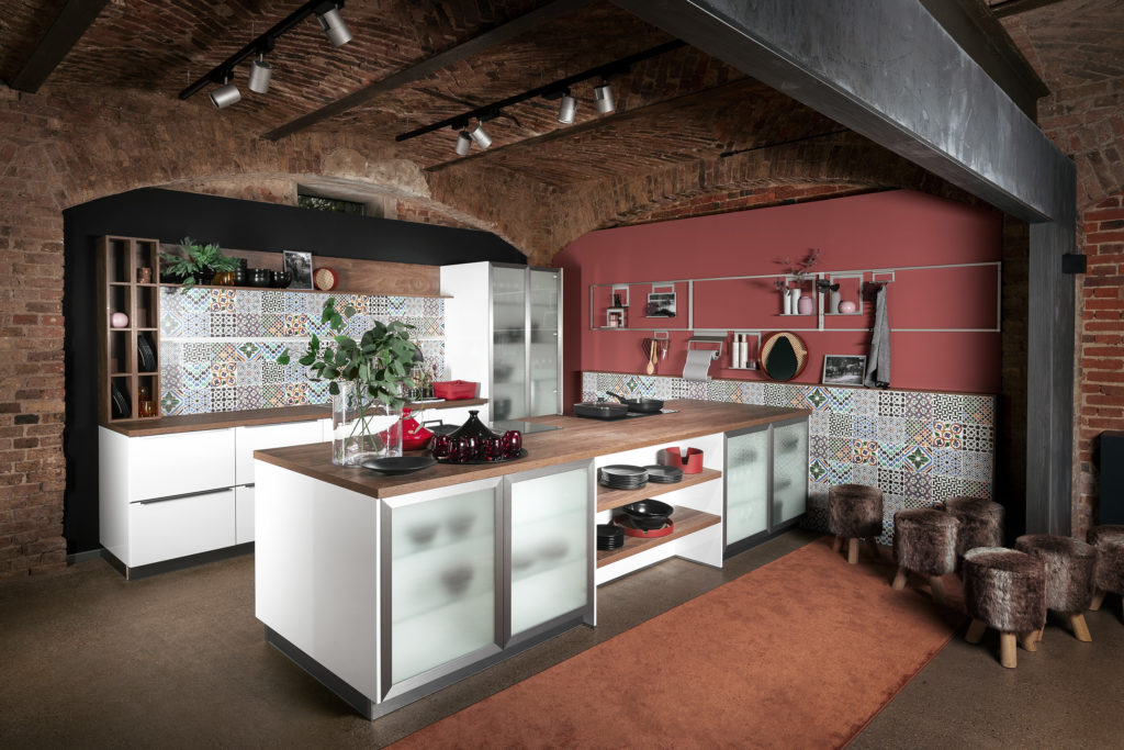 cocina de estilo clásico con toques rojizos y vitrinas de cristales traslúcidos