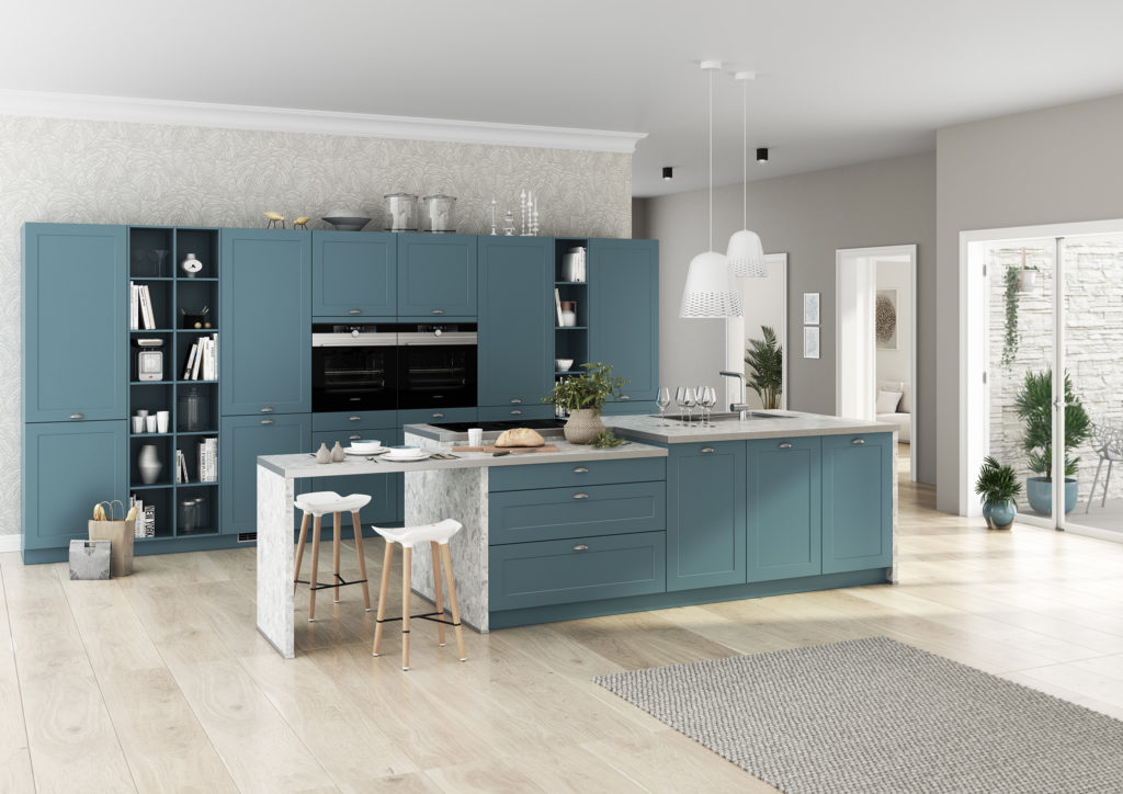 Cocina de color azul sirenita, con muebles con molduras y tirador en forma de concha.