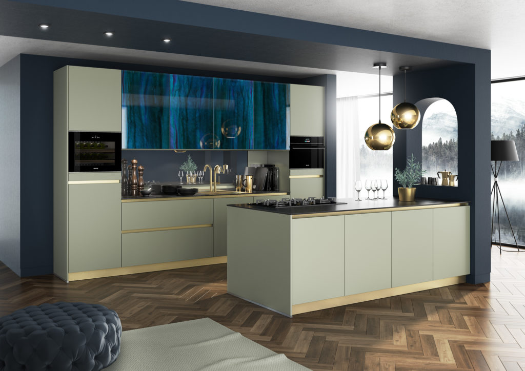 Cocina de diseño en tonos verde menta, dorado y azul eléctrico.