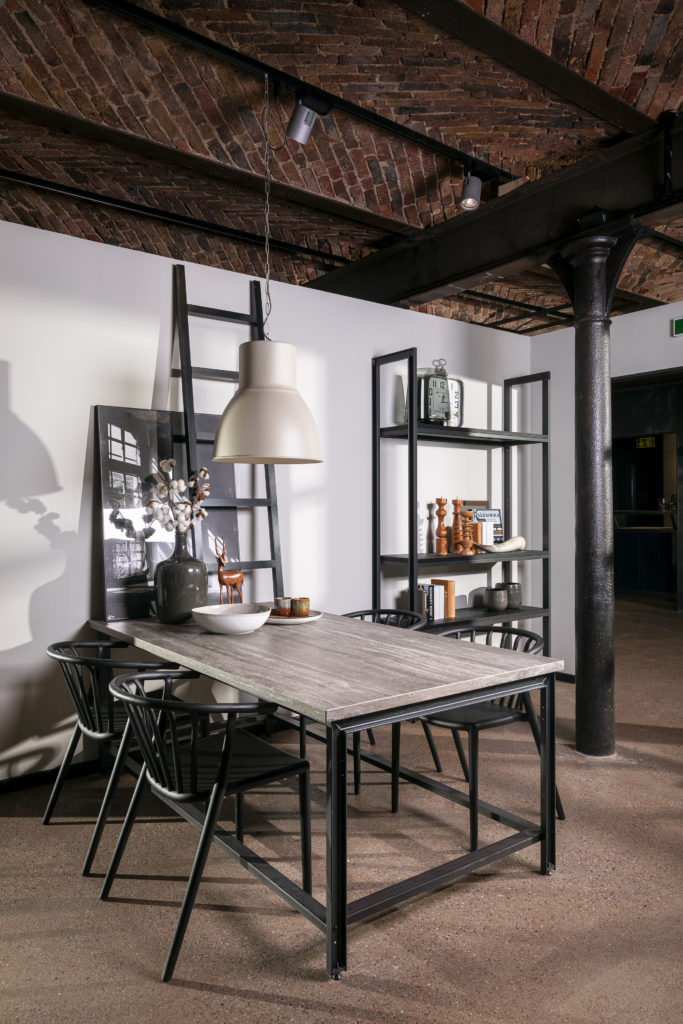 Espacio de comedor integrado en la cocina con techo abovedado