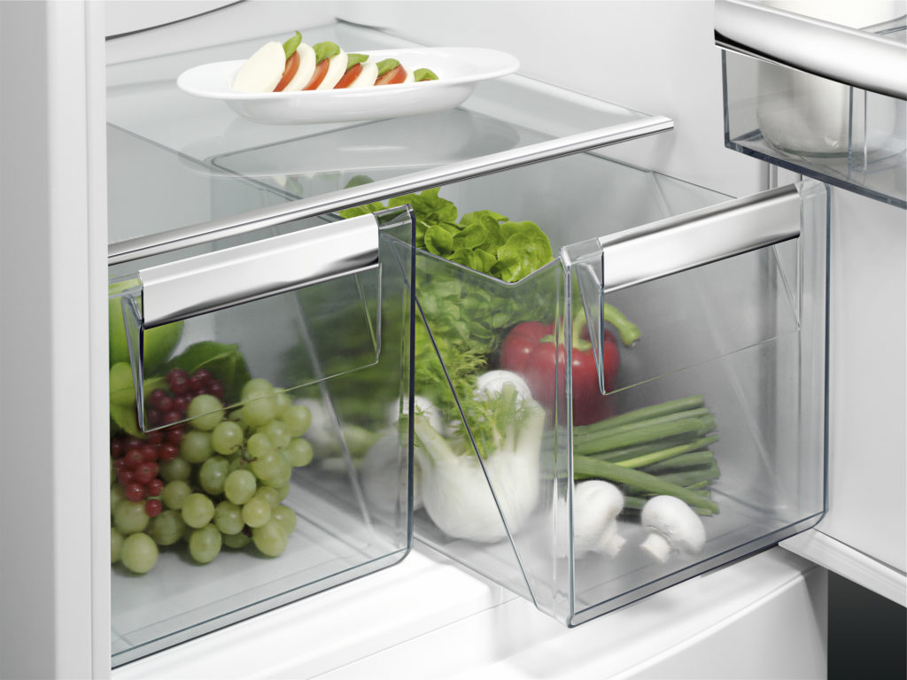 Nevera abierta con cajón verdulero