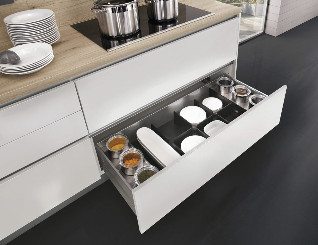 Cajón de platos ordenado