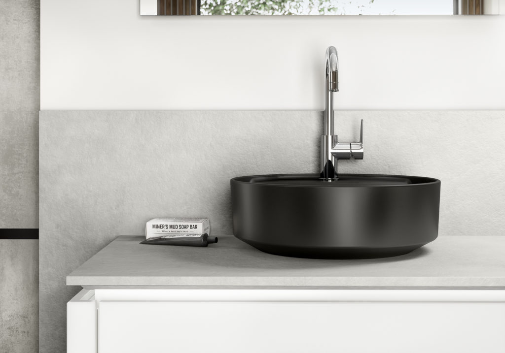 Lavabo negro con grifería de acero