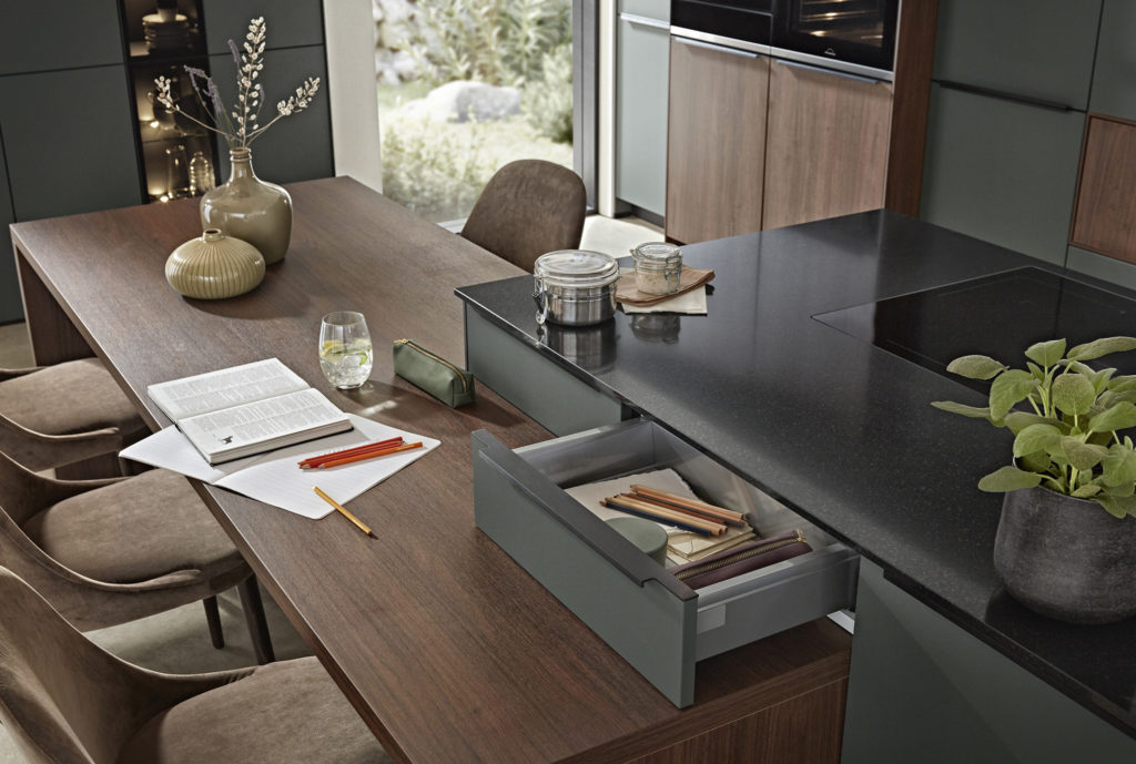 Cocina con mesa de comedor