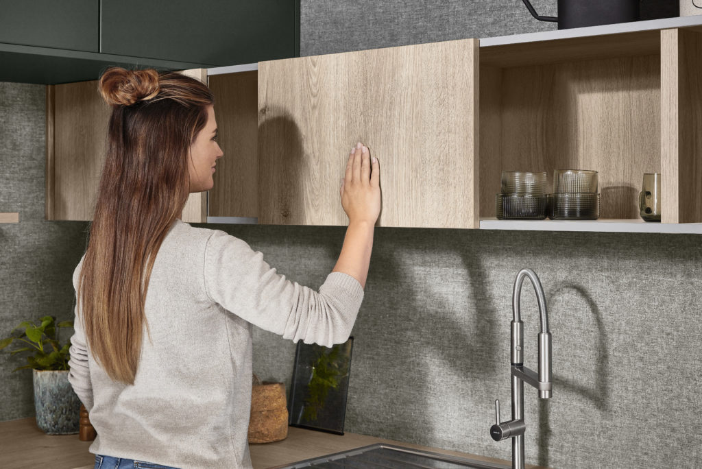 Estantería con puerta corredera