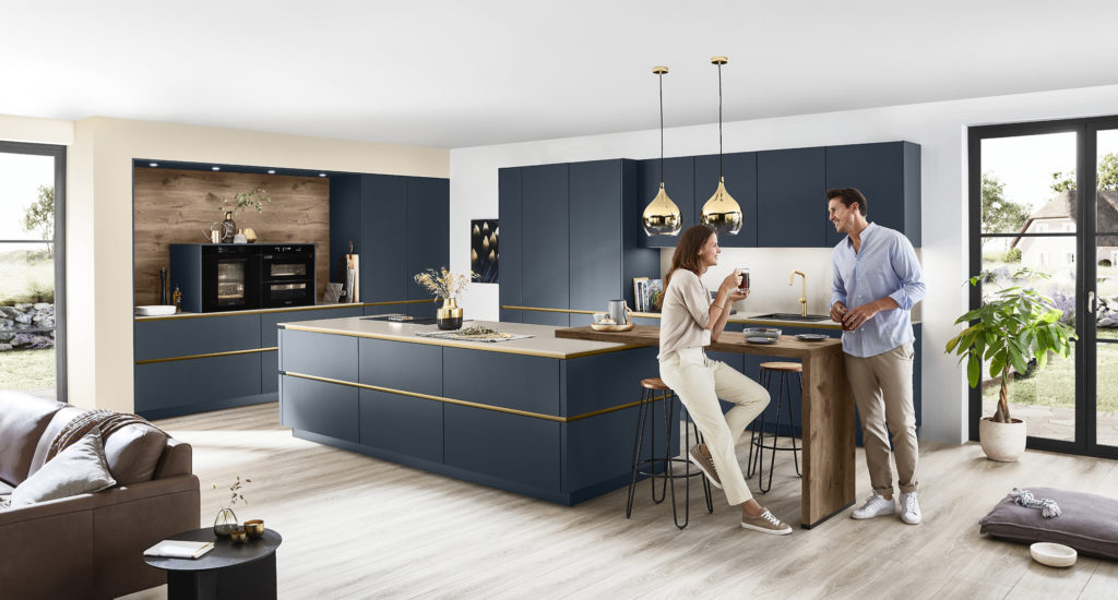 Pareja hablando en cocina abierta