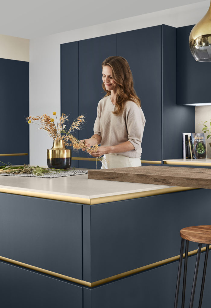 Mujer haciendo un florero en cocina con gola