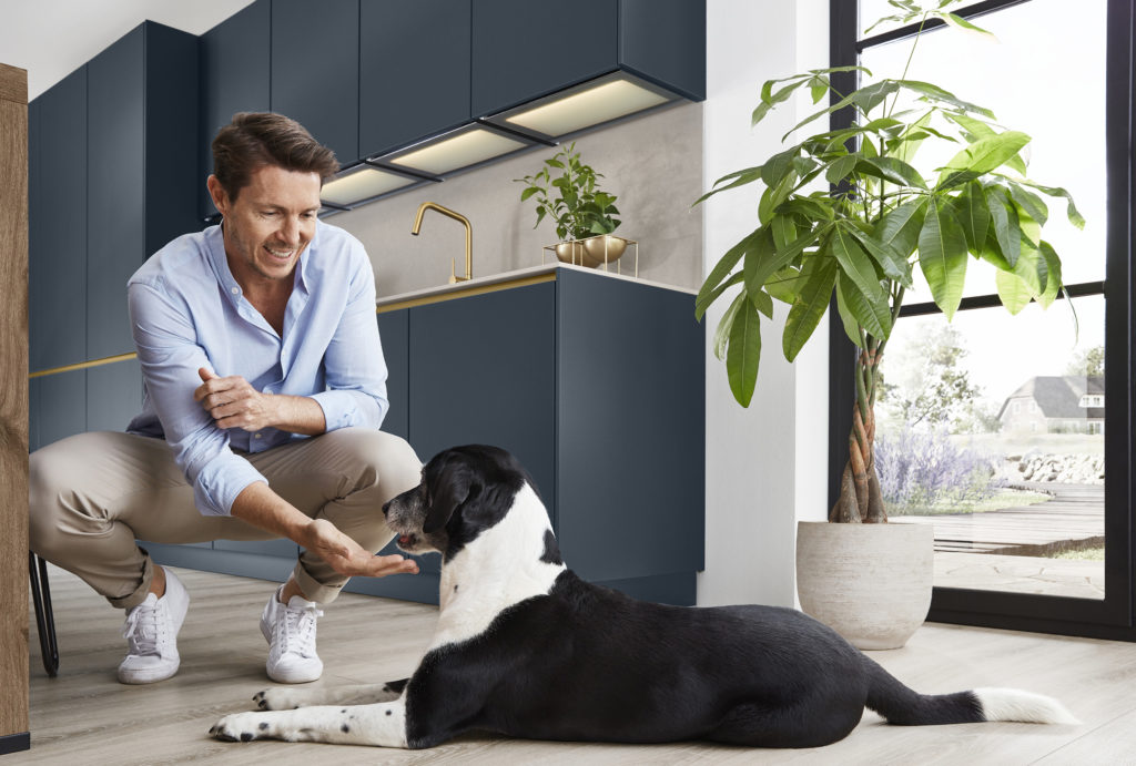 Hombre con perro en cocina