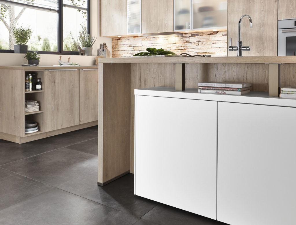 Cocina con muebles de madera natural