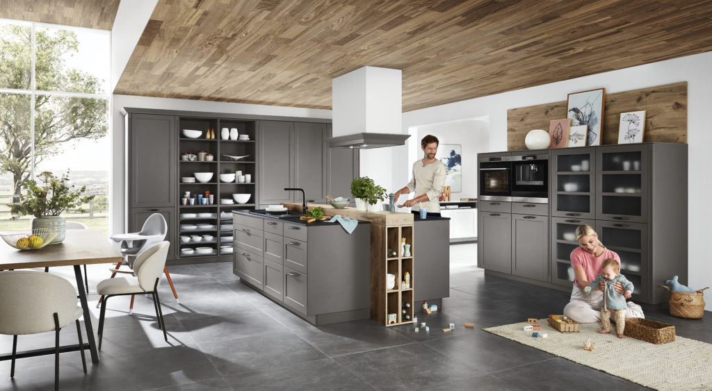 Familia en cocina con isla