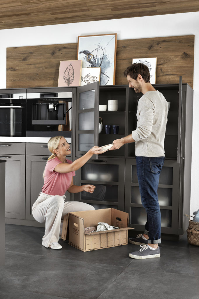 Pareja ordenando la cocina