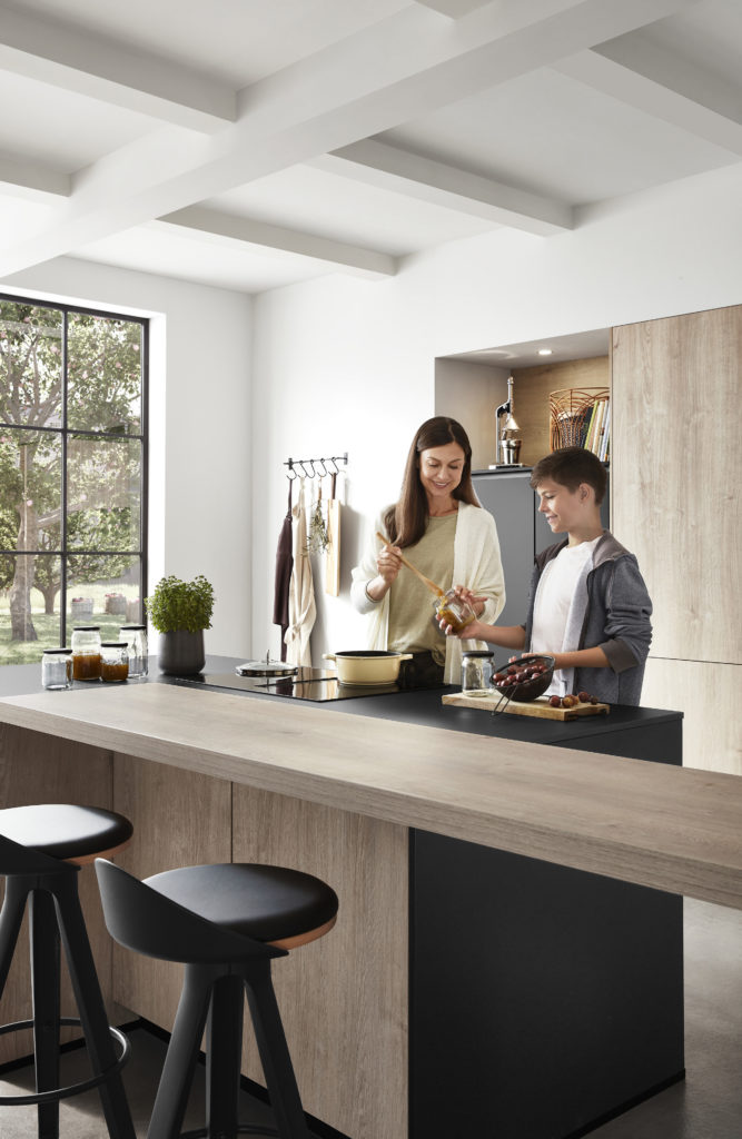 Madre e hijo cocinando