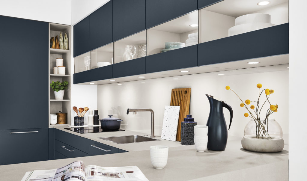Cocina con mueble alto en vitrina