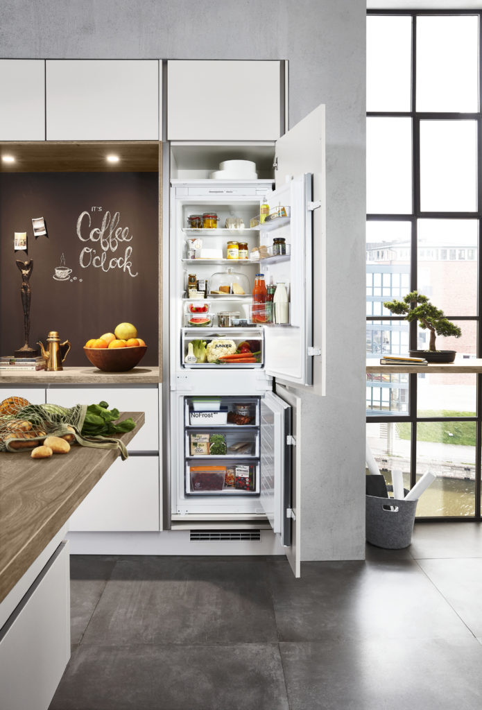 Nevera abierta en cocina con vistas